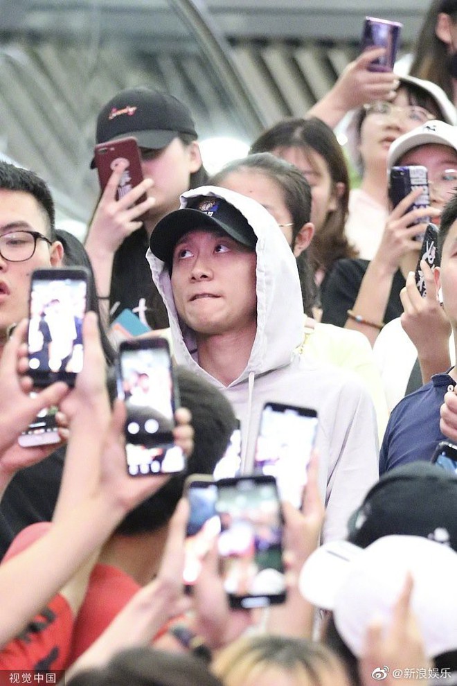 Biểu cảm hot nhất h&ocirc;m nay: Được fan v&acirc;y chặt, sao nam Cbiz hoang mang với gương mặt Đ&acirc;y l&agrave; đ&acirc;u, t&ocirc;i l&agrave; ai - Ảnh 3.