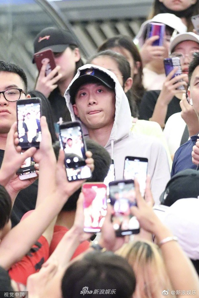 Biểu cảm hot nhất h&ocirc;m nay: Được fan v&acirc;y chặt, sao nam Cbiz hoang mang với gương mặt Đ&acirc;y l&agrave; đ&acirc;u, t&ocirc;i l&agrave; ai - Ảnh 4.