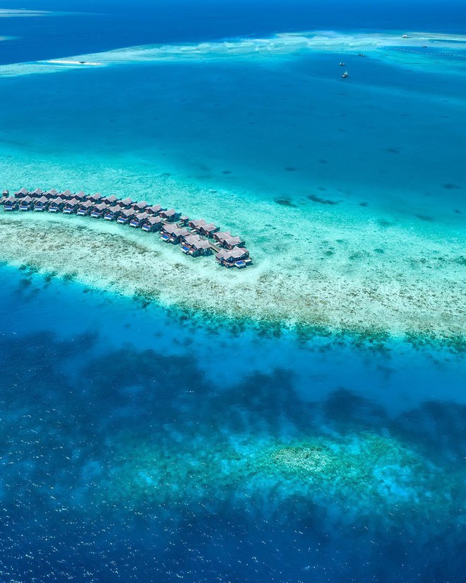 Góc ngược đời: Ngày xưa thì tranh nhau ở resort 5 sao nhưng giờ ai đi Maldives cũng đòi... ra giữa biển ngủ!  - Ảnh 1.