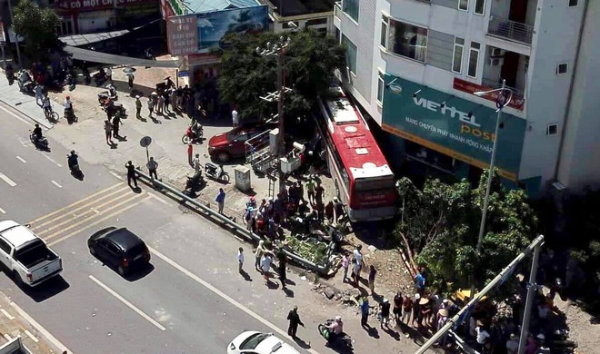 Hạ Long: Xe khách mất lái tông hàng loạt ô tô và xe máy, 5 người bị thương nằm la liệt trên đường - Ảnh 1.