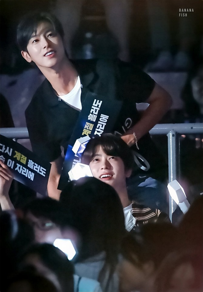 Chỉ đến dự concert của EXO, ai d&egrave; mỹ nam nh&agrave; SM khiến d&acirc;n t&igrave;nh dậy s&oacute;ng v&igrave; bảnh đến nỗi nổi bần bật ở kh&aacute;n đ&agrave;i - Ảnh 5.