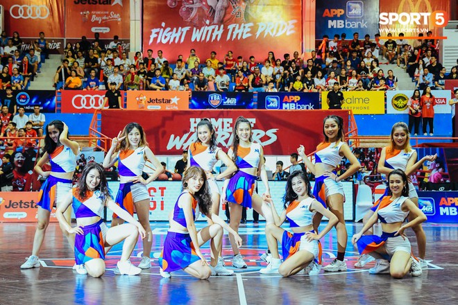 Wonder Warriors đẹp kh&ocirc;ng g&oacute;c chết, thi&ecirc;u đốt nh&agrave; thi đấu T&acirc;y Hồ c&ugrave;ng hit H&atilde;y trao cho anh - Ảnh 3.
