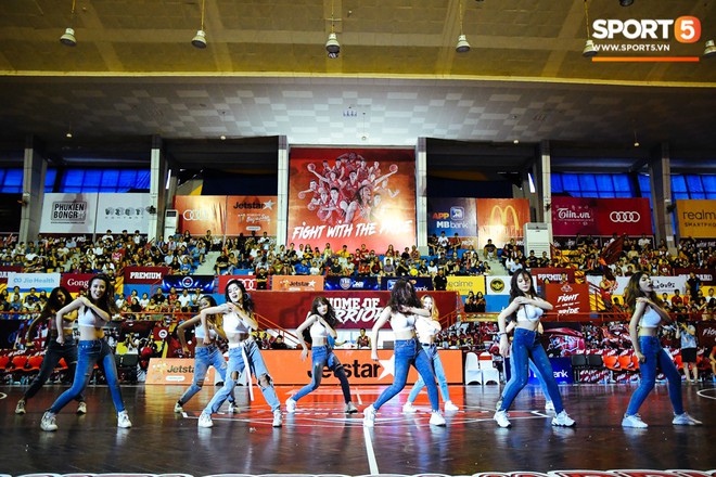 Wonder Warriors đẹp kh&ocirc;ng g&oacute;c chết, thi&ecirc;u đốt nh&agrave; thi đấu T&acirc;y Hồ c&ugrave;ng hit H&atilde;y trao cho anh - Ảnh 9.