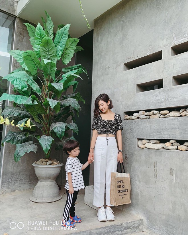 Street style hot mom: Meo Meo diện trend bút nhớ dòng, chị dâu Bảo Thy khoe dáng nuột dù mới sinh không lâu - Ảnh 2.