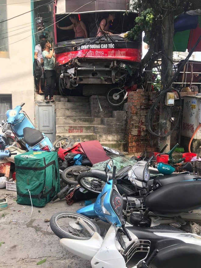 Đã có 2 người chết trong vụ xe khách điên tông một loạt xe máy ở TP Hạ Long - Ảnh 2.