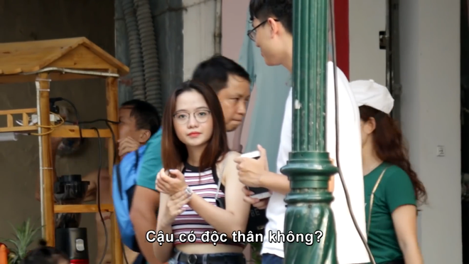 Ra Hà Nội chơi vô tình lọt vào camera giấu kín của 1 chàng trai, girl xinh Đà Nẵng được hỏi xin info không ngớt - Ảnh 2.