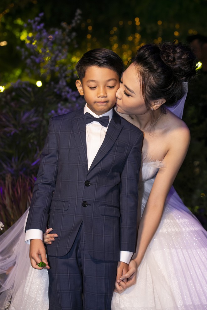 Hậu trường hôn lễ Đàm Thu Trang và Cường Đô La: Cô dâu đẹp xuất sắc trong bộ váy cưới, e ấp hạnh phúc bên chú rể - Ảnh 5.