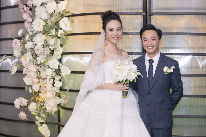 Hậu trường hôn lễ Đàm Thu Trang và Cường Đô La: Cô dâu đẹp xuất sắc trong bộ váy cưới, e ấp hạnh phúc bên chú rể - Ảnh 7.
