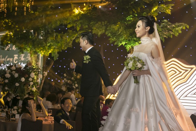 Ảnh đẹp: Đàm Thu Trang diện váy cưới kín đáo, hạnh phúc khoá môi Cường Đô La trong ngày trọng đại - Ảnh 3.
