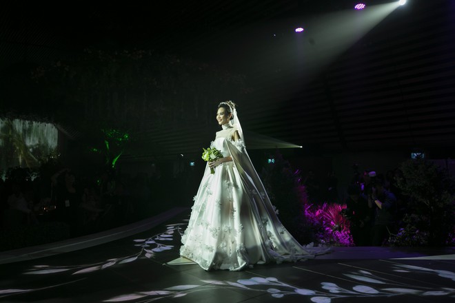 Ảnh đẹp: Đàm Thu Trang diện váy cưới kín đáo, hạnh phúc khoá môi Cường Đô La trong ngày trọng đại - Ảnh 1.