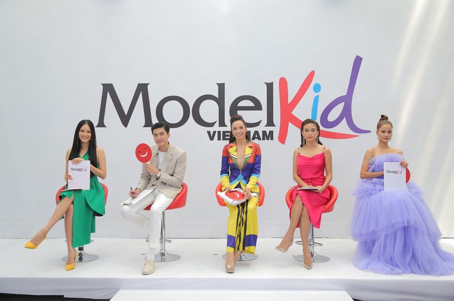 Model Kid: Giám khảo liên tục khó chịu khi thấy thí sinh nhí trang điểm đậm, ăn mặc hở - Ảnh 1.