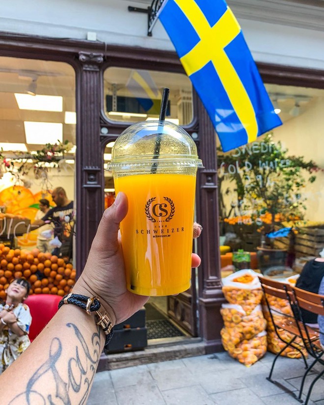 Lisa và Jisoo đăng hình xinh xẻo ở Thuỵ Điển, nhìn background tưởng cửa hàng trái cây nhưng hoá ra lại bán thứ này - Ảnh 17.