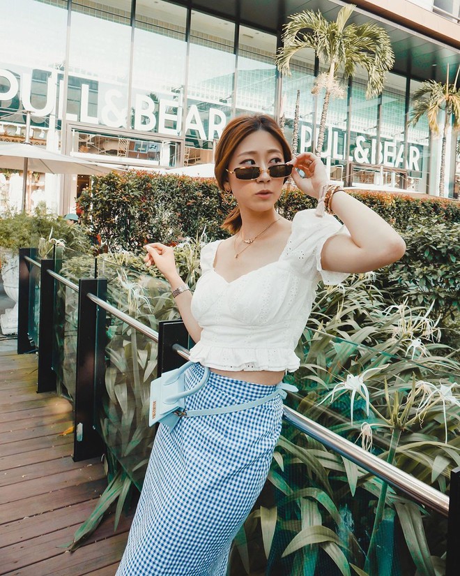 Để không lộ vòng bụng màu mỡ như Kỳ Duyên, chị em nên diện áo crop top theo cách sau đây - Ảnh 4.