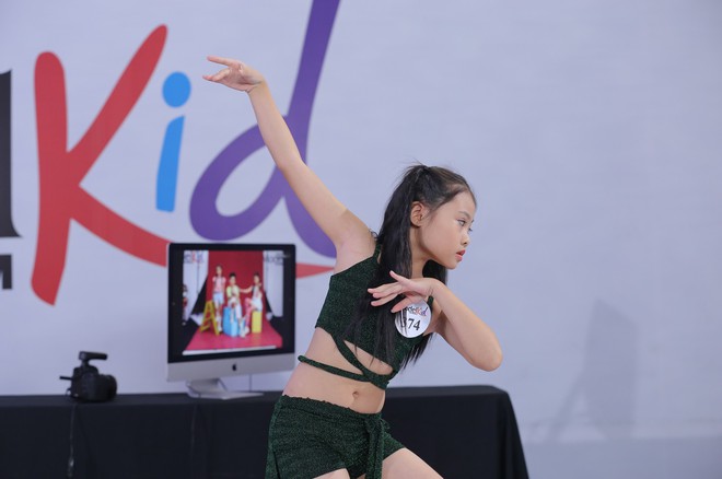Model Kid: Giám khảo liên tục khó chịu khi thấy thí sinh nhí trang điểm đậm, ăn mặc hở - Ảnh 7.