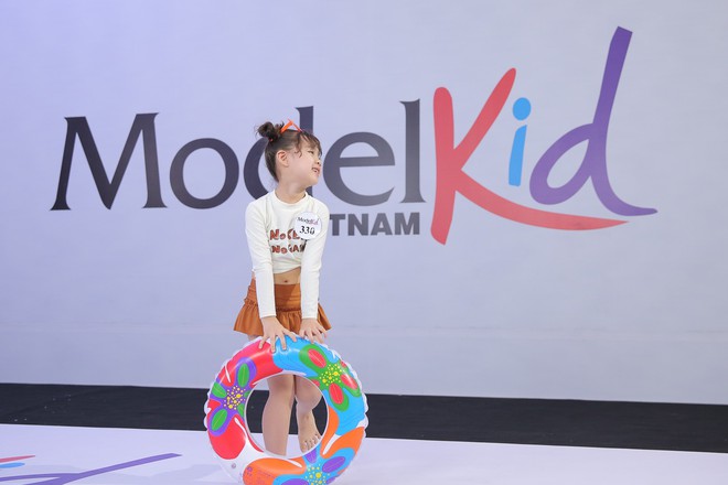 Model Kid: Giám khảo liên tục khó chịu khi thấy thí sinh nhí trang điểm đậm, ăn mặc hở - Ảnh 4.