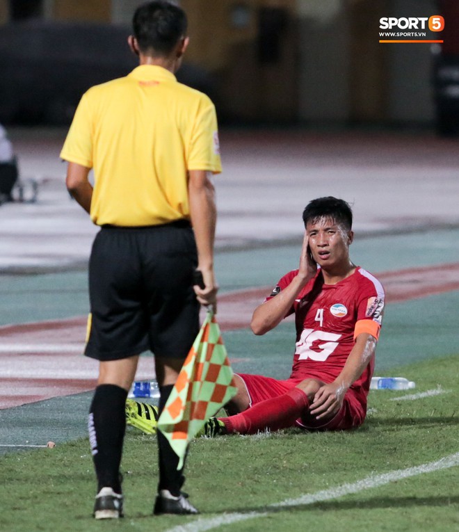 Bùi Tiến Dũng bị tát kín, mang gương mặt đáng thương phàn nàn với trọng tài ở V.League - Ảnh 1.