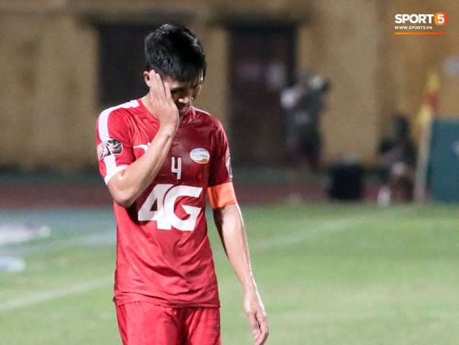 Bùi Tiến Dũng bị tát kín, mang gương mặt đáng thương phàn nàn với trọng tài ở V.League - Ảnh 3.