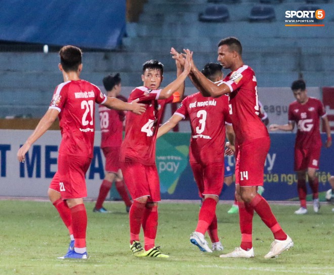 Bùi Tiến Dũng bị tát kín, mang gương mặt đáng thương phàn nàn với trọng tài ở V.League - Ảnh 7.