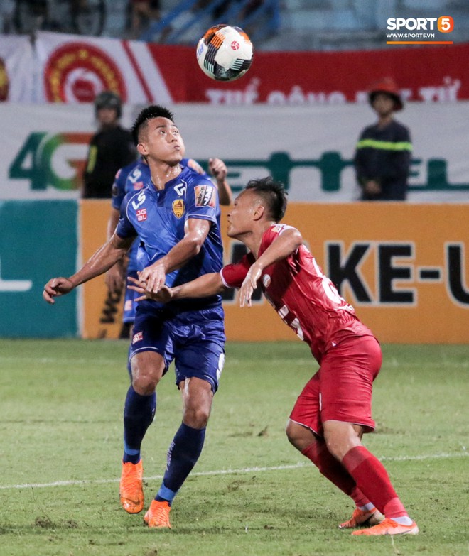 Bùi Tiến Dũng bị tát kín, mang gương mặt đáng thương phàn nàn với trọng tài ở V.League - Ảnh 8.