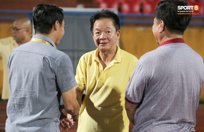 Bầu Hiển của Hà Nội FC xuống động viên CLB Quảng Nam giữa cuộc chiến trụ hạng và tin đồn một ông chủ nhiều đội bóng - Ảnh 2.