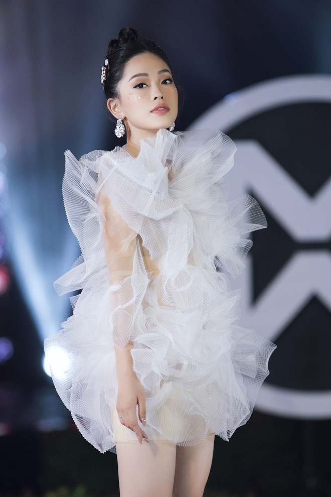 Đỗ Mỹ Linh chị ngả em nâng cùng Phương Nga, hóa thân thành Nữ thần biển cả trên sân khấu Miss World Vietnam - Ảnh 4.