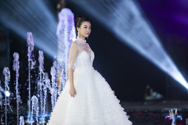 Đỗ Mỹ Linh chị ngả em nâng cùng Phương Nga, hóa thân thành Nữ thần biển cả trên sân khấu Miss World Vietnam - Ảnh 1.