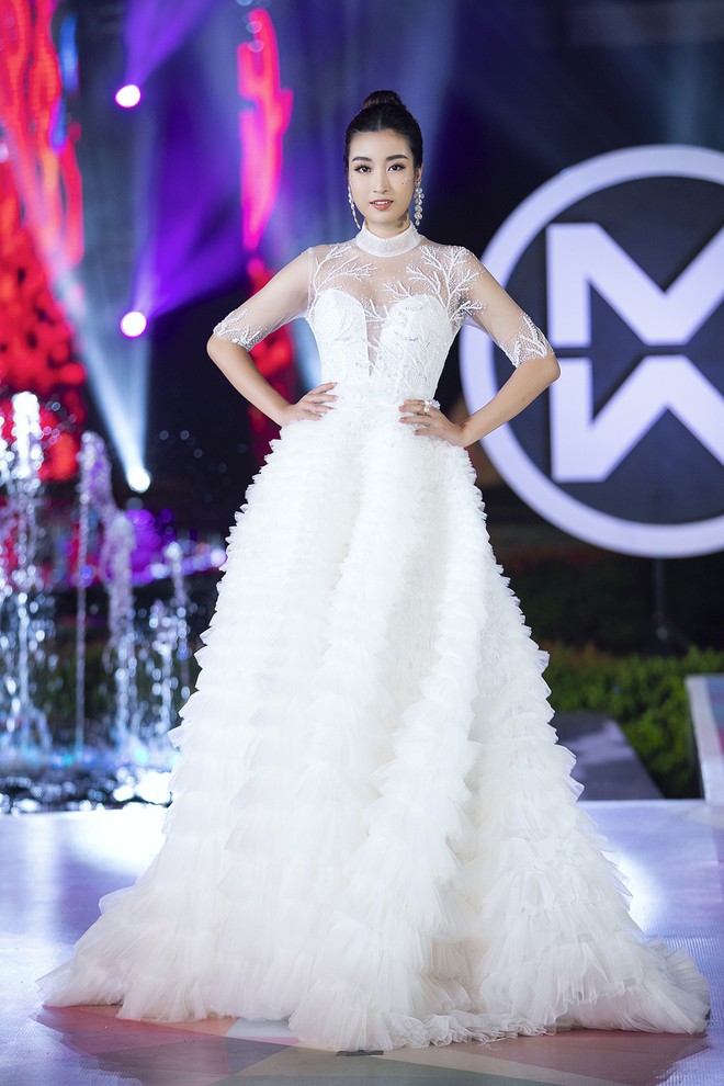 Đỗ Mỹ Linh chị ngả em n&acirc;ng c&ugrave;ng Phương Nga, h&oacute;a th&acirc;n th&agrave;nh Nữ thần biển cả tr&ecirc;n s&acirc;n khấu Miss World Vietnam - Ảnh 2.