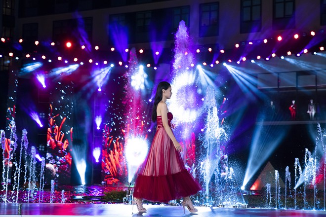 Đỗ Mỹ Linh chị ngả em n&acirc;ng c&ugrave;ng Phương Nga, h&oacute;a th&acirc;n th&agrave;nh Nữ thần biển cả tr&ecirc;n s&acirc;n khấu Miss World Vietnam - Ảnh 7.