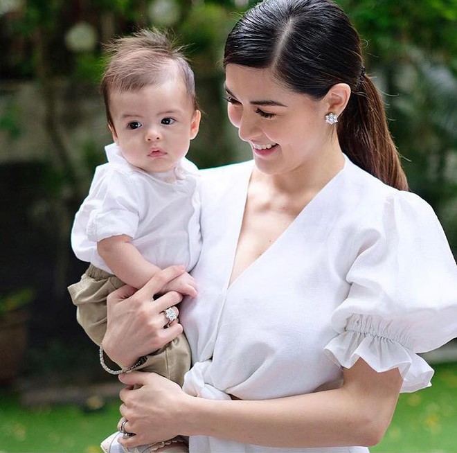 Lễ rửa tội của qu&yacute; tử nh&agrave; Mỹ nh&acirc;n đẹp nhất Philippines: Nh&agrave; 4 người đẹp đỉnh cao, con trai ng&agrave;y c&agrave;ng trổ n&eacute;t lai cực phẩm - Ảnh 3.