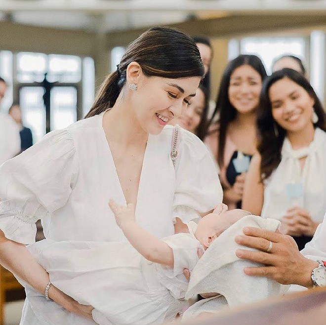 Lễ rửa tội của qu&yacute; tử nh&agrave; Mỹ nh&acirc;n đẹp nhất Philippines: Nh&agrave; 4 người đẹp đỉnh cao, con trai ng&agrave;y c&agrave;ng trổ n&eacute;t lai cực phẩm - Ảnh 10.
