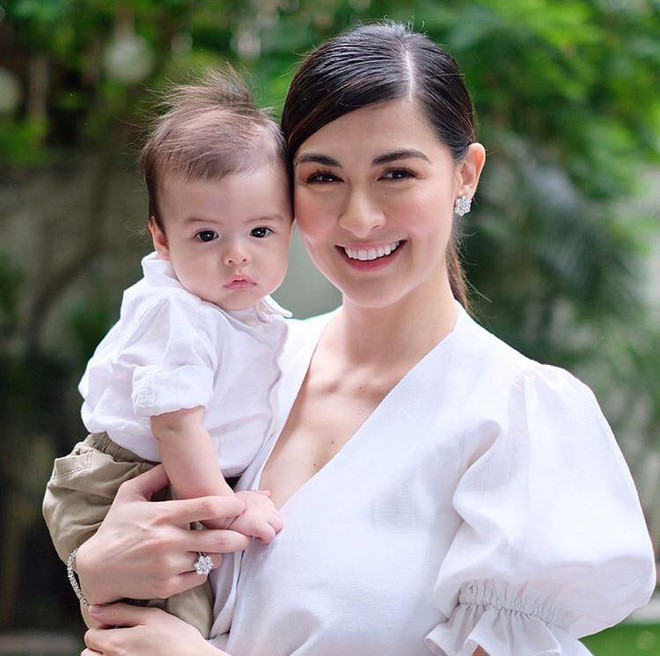 Lễ rửa tội của qu&yacute; tử nh&agrave; Mỹ nh&acirc;n đẹp nhất Philippines: Nh&agrave; 4 người đẹp đỉnh cao, con trai ng&agrave;y c&agrave;ng trổ n&eacute;t lai cực phẩm - Ảnh 2.
