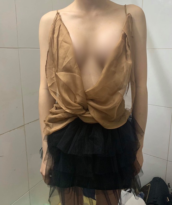 Bị phốt bán áo sexy trông như nùi giẻ, chủ shop đang đi chơi liền chạy về livestream phản dame khách: Nhà không có bàn ủi hay gì? - Ảnh 4.