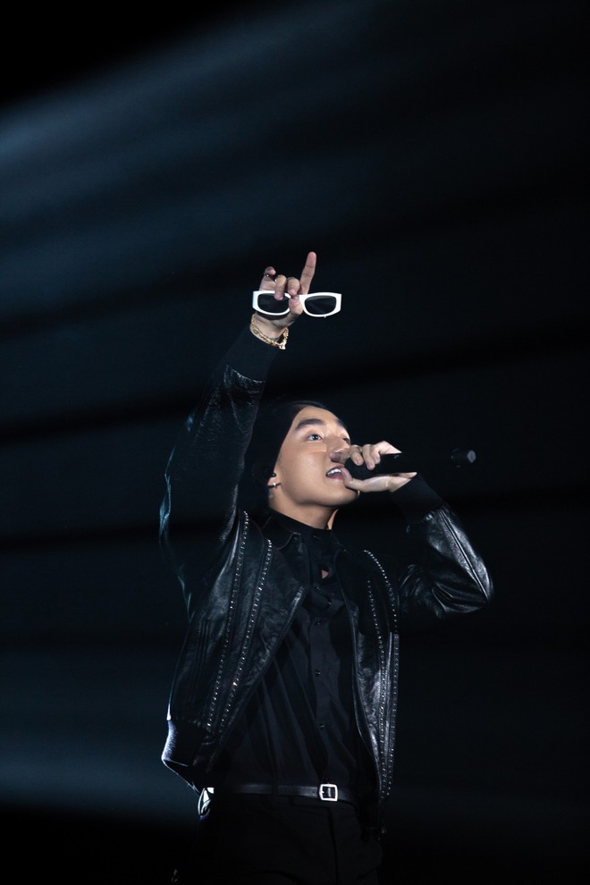 Sky Tour tại Tp.HCM: Sơn T&ugrave;ng chỉ diện đ&uacute;ng 2 bộ, nhưng bộ n&agrave;o quy ra tiền đếm cũng mỏi cả tay! - Ảnh 1.