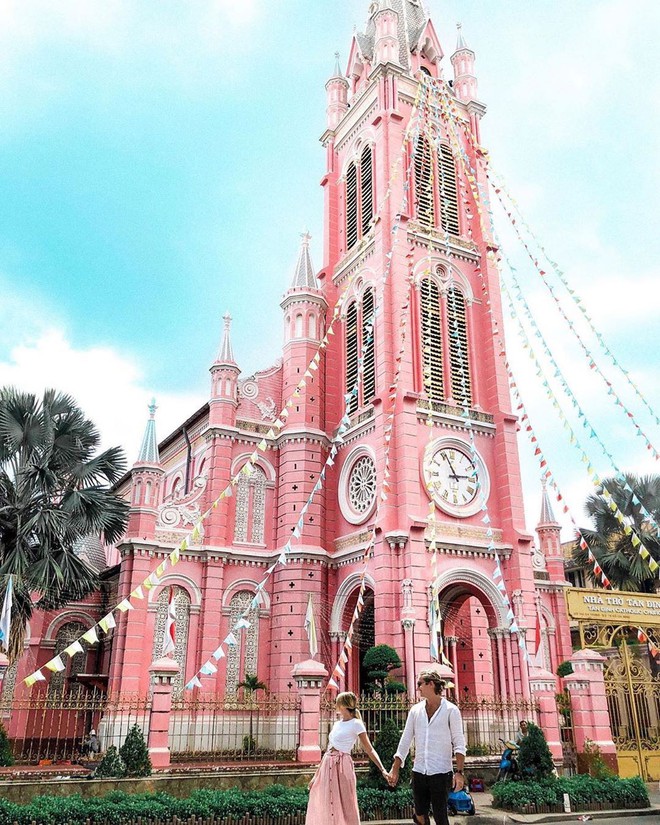 Nhà thờ màu hồng này sắp soán ngôi phố đi bộ và chung cư cà phê để trở thành địa điểm được chụp ảnh nhiều nhất ở Sài Gòn đấy! - Ảnh 2.