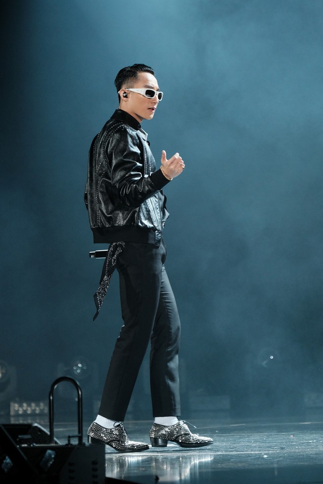 Sky Tour tại Tp.HCM: Sơn T&ugrave;ng chỉ diện đ&uacute;ng 2 bộ, nhưng bộ n&agrave;o quy ra tiền đếm cũng mỏi cả tay! - Ảnh 5.