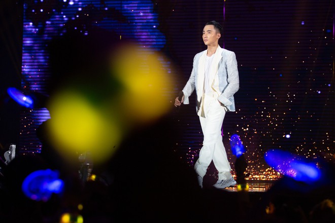 Sky Tour tại Tp.HCM: Sơn T&ugrave;ng chỉ diện đ&uacute;ng 2 bộ, nhưng bộ n&agrave;o quy ra tiền đếm cũng mỏi cả tay! - Ảnh 9.