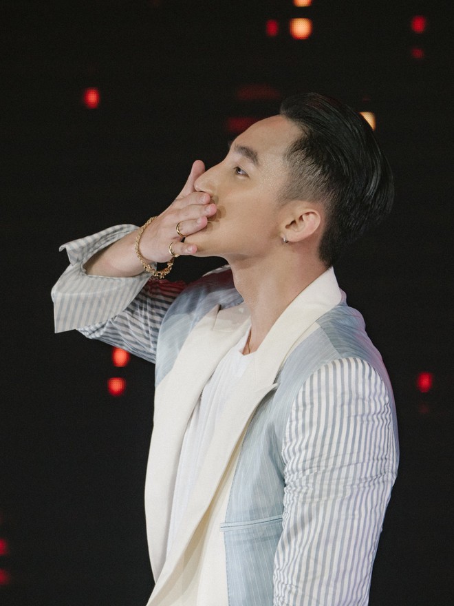 Sky Tour tại Tp.HCM: Sơn T&ugrave;ng chỉ diện đ&uacute;ng 2 bộ, nhưng bộ n&agrave;o quy ra tiền đếm cũng mỏi cả tay! - Ảnh 7.