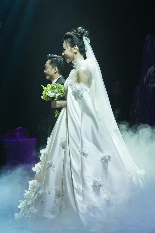  Lộ diện 3 chiếc váy cưới của Đàm Thu Trang, váy “chính thê” kín đáo đến bất ngờ - Ảnh 1.