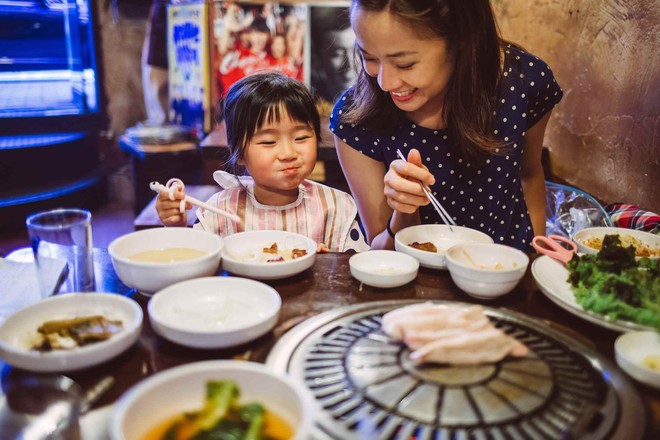 Tuy là ẩm thực châu Á và cũng dùng đũa gắp thức ăn, nhưng nguyên tắc ăn uống của người Hàn khác chúng ta rất nhiều - Ảnh 2.