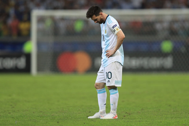 Xót xa khoảnh khắc Messi thất thần, cúi đầu thất vọng sau khi đội nhà bị loại đau đớn tại bán kết Copa America - Ảnh 1.