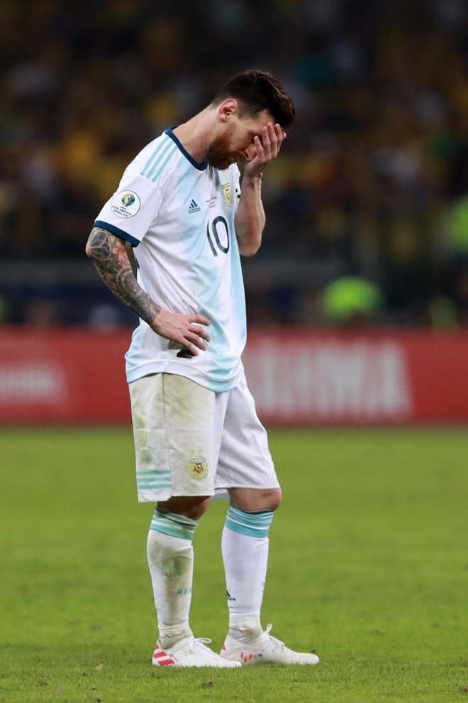 Xót xa khoảnh khắc Messi thất thần, cúi đầu thất vọng sau khi đội nhà bị loại đau đớn tại bán kết Copa America - Ảnh 2.