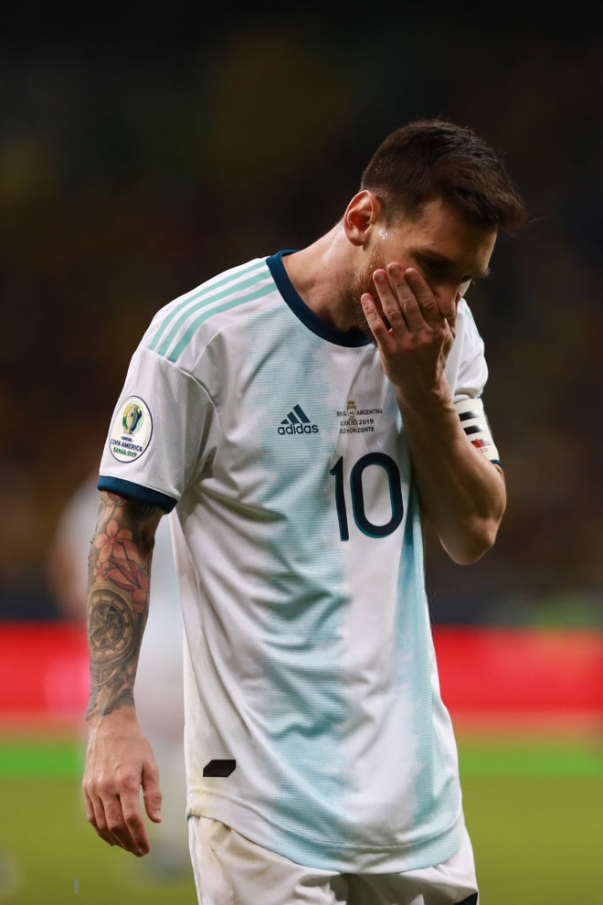 Xót xa khoảnh khắc Messi thất thần, cúi đầu thất vọng sau khi đội nhà bị loại đau đớn tại bán kết Copa America - Ảnh 3.