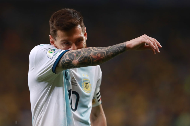 Xót xa khoảnh khắc Messi thất thần, cúi đầu thất vọng sau khi đội nhà bị loại đau đớn tại bán kết Copa America - Ảnh 4.