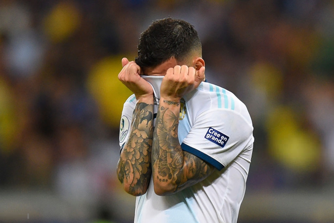 Xót xa trước cảnh tượng đồng đội của Messi ôm mặt khóc nấc sau khi Argentina bị loại đau đớn tại bán kết cúp Nam Mỹ - Ảnh 3.