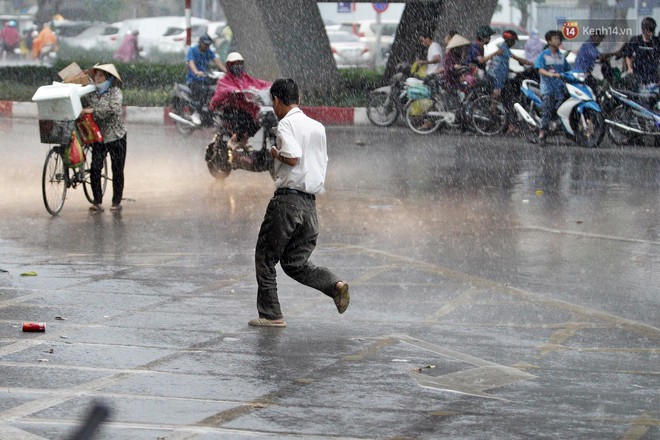Ảnh hưởng bão số 2 khiến Hà Nội mưa trắng xoá, gió quật nghiêng người - Ảnh 19.