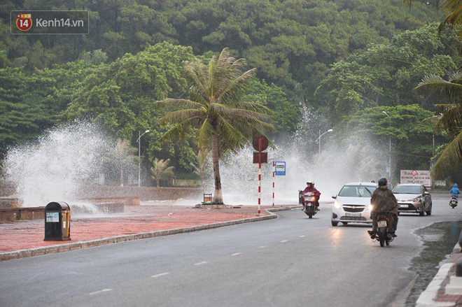 Bão số 2: Sóng biển dâng cao ở Hải Phòng, Quảng Ninh khẩn trương sơ tán người dân lên bờ - Ảnh 15.