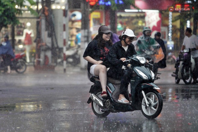 Ảnh hưởng bão số 2 khiến Hà Nội mưa trắng xoá, gió quật nghiêng người - Ảnh 17.