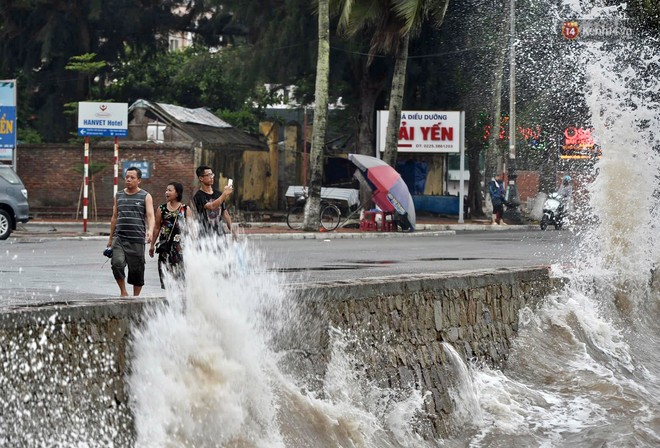 Bão số 2: Sóng biển dâng cao ở Hải Phòng, Quảng Ninh khẩn trương sơ tán người dân lên bờ - Ảnh 6.