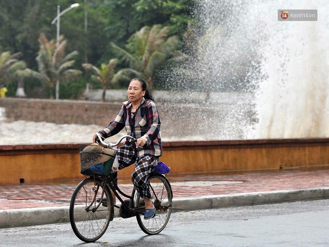 Bão số 2: Sóng biển dâng cao ở Hải Phòng, Quảng Ninh khẩn trương sơ tán người dân lên bờ - Ảnh 2.