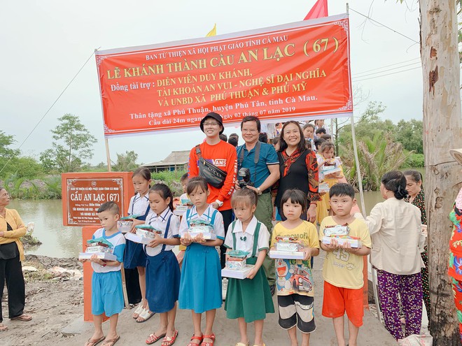 Duy Khánh bỏ tiền túi xây cầu tặng bà con nghèo tỉnh Cà Mau - Ảnh 2.